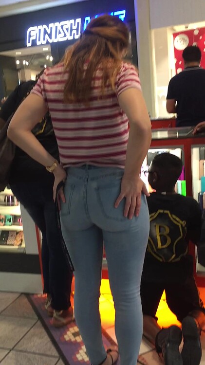 Thick foreign chick at the mall - Tight Jeans - Forum