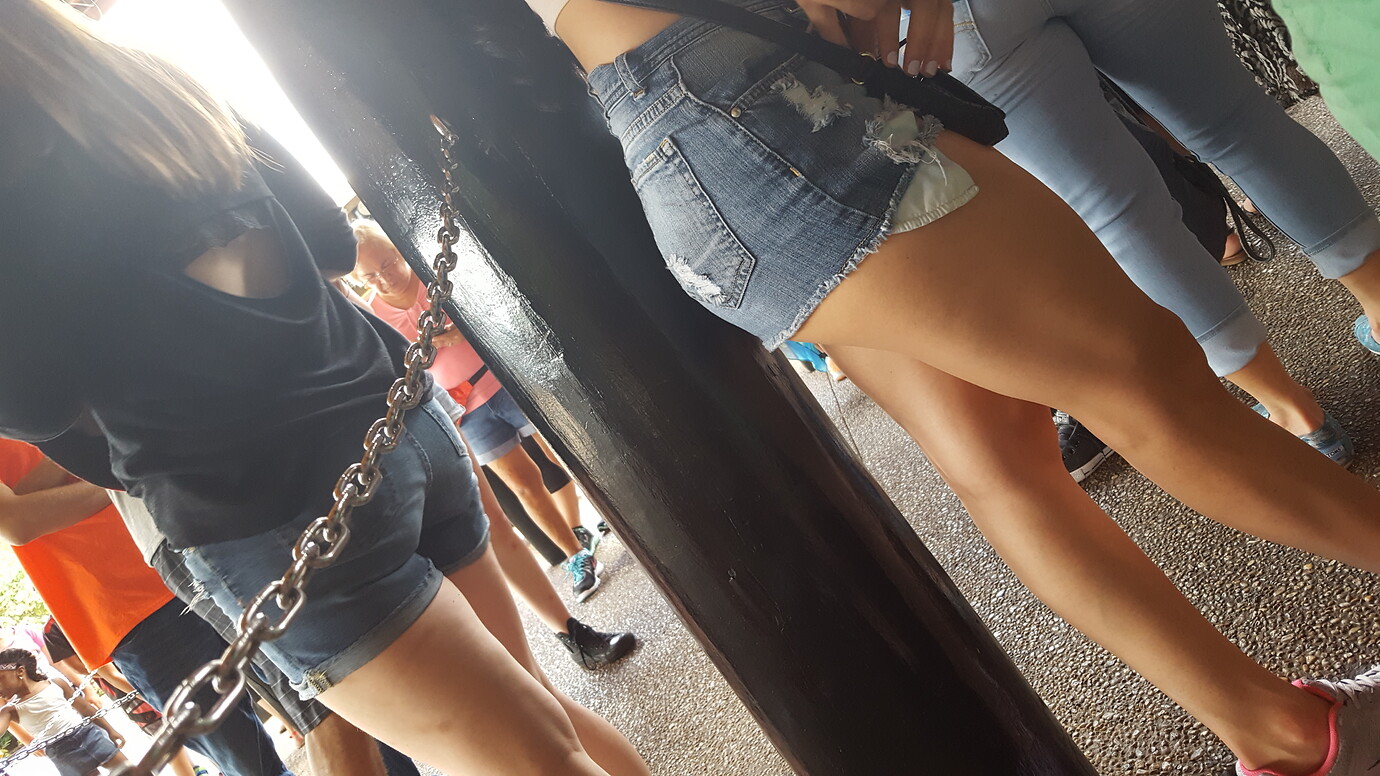 Jean Shorts At Theme Park Short & Volleyball Forum 