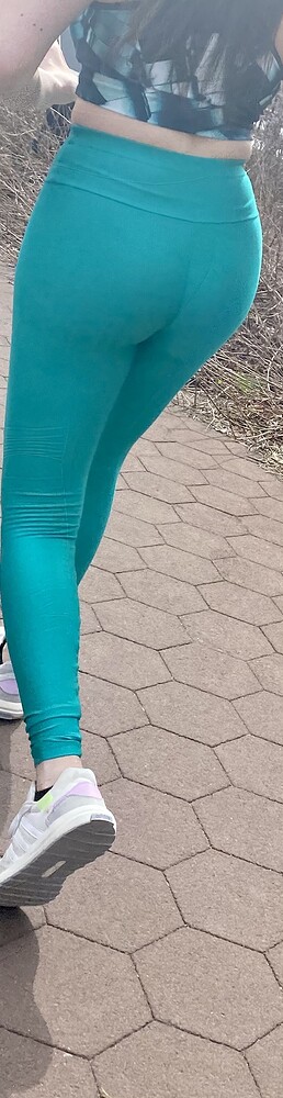 Amazing Cleavage And Ass In Green Yoga Pants Spandex Leggings And Yoga