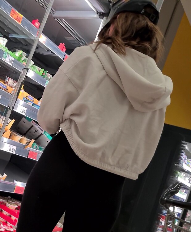 Cute teen in supermarket CandidGirls.io Free Candid Videos of Girls