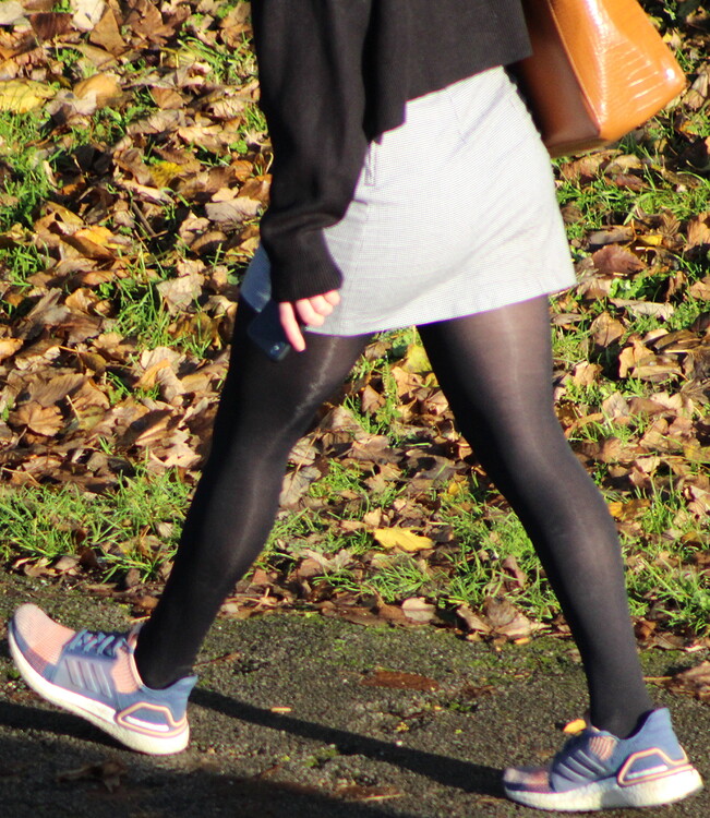 Cute Teen In Mini Skirt & Tights - Forum