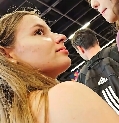 Fit_Blonde_In_Leggings19