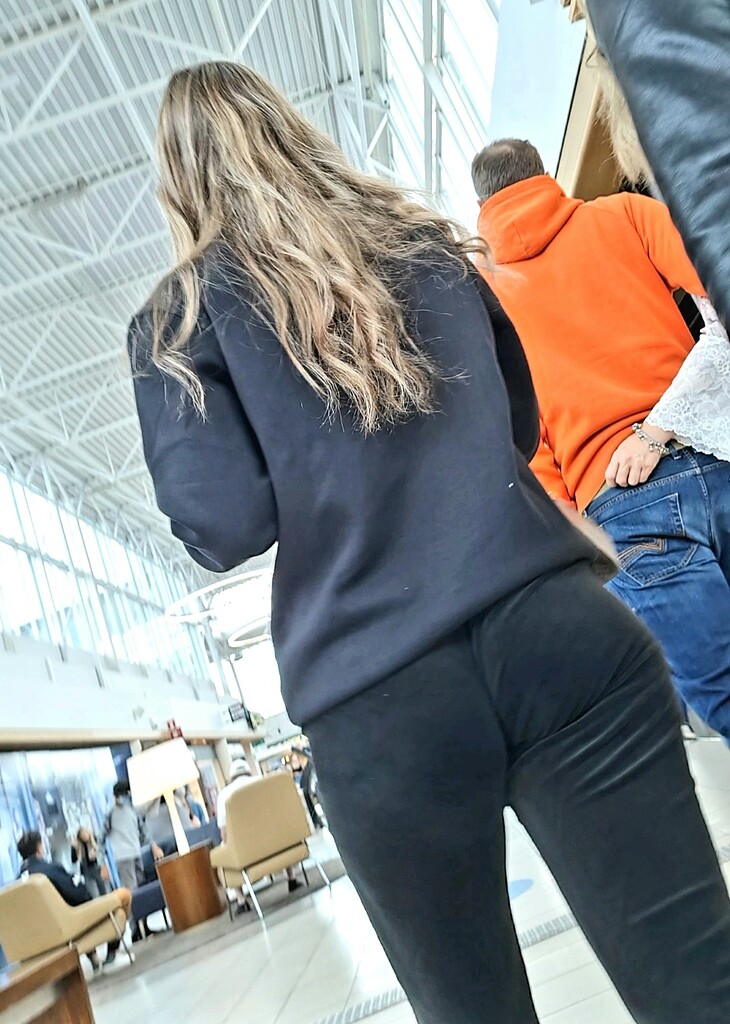 Sexy wedgie black leggings at the airport VIDEO! - Spandex