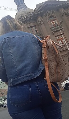 MILF BLONDE PAWG IN JEANS 2