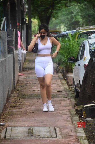 Actress-neha-sharma-spotted-at-bandra-Gallery-21
