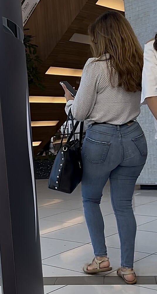 Hot MILF w big booty in tight jeans OC - Tight Jeans - Forum