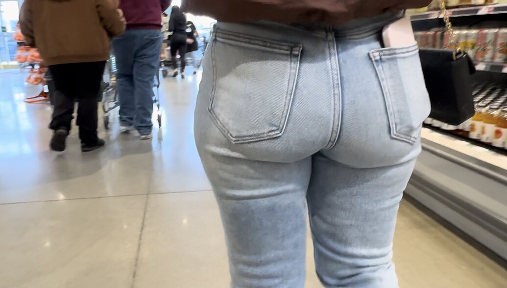 perfect-bubble-on-tiny-blonde-milf-gifs-oc-tight-jeans-forum