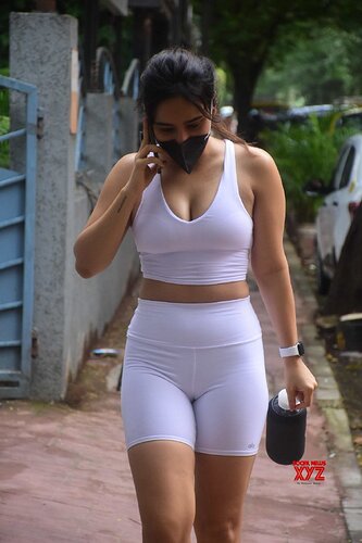 Actress-neha-sharma-spotted-at-bandra-Gallery-12