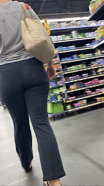 Bubble Butt Pawg Milf With Slight Vpl And Sexy Toes Spandex Leggings