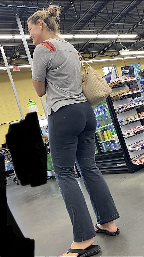 Bubble Butt Pawg Milf With Slight Vpl And Sexy Toes Spandex Leggings