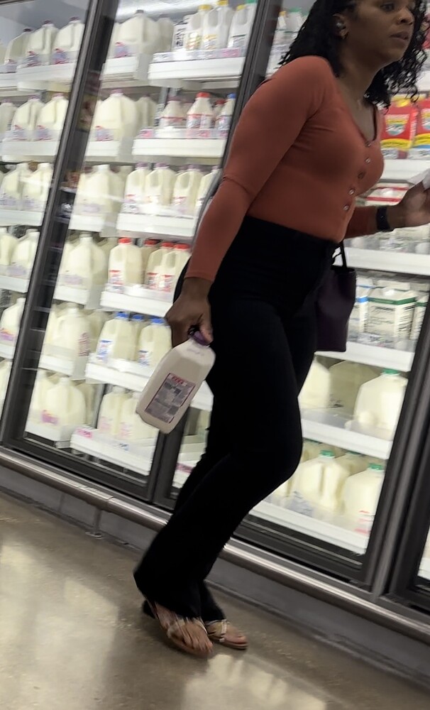 The curves on this Ebony in Black Jeans - Tight Jeans - Forum