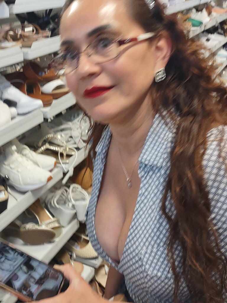 Beautiful tits and cleavage on this Latina shopping - boobs - Forum