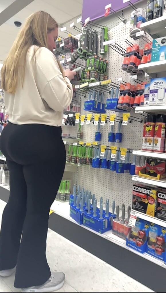 Nut busting Pawg at target Spandex, Leggings & Yoga Pants Forum
