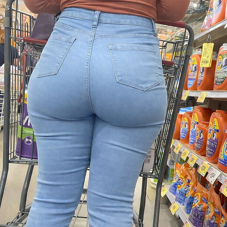 The curves on this Ebony in Black Jeans - Tight Jeans - Forum