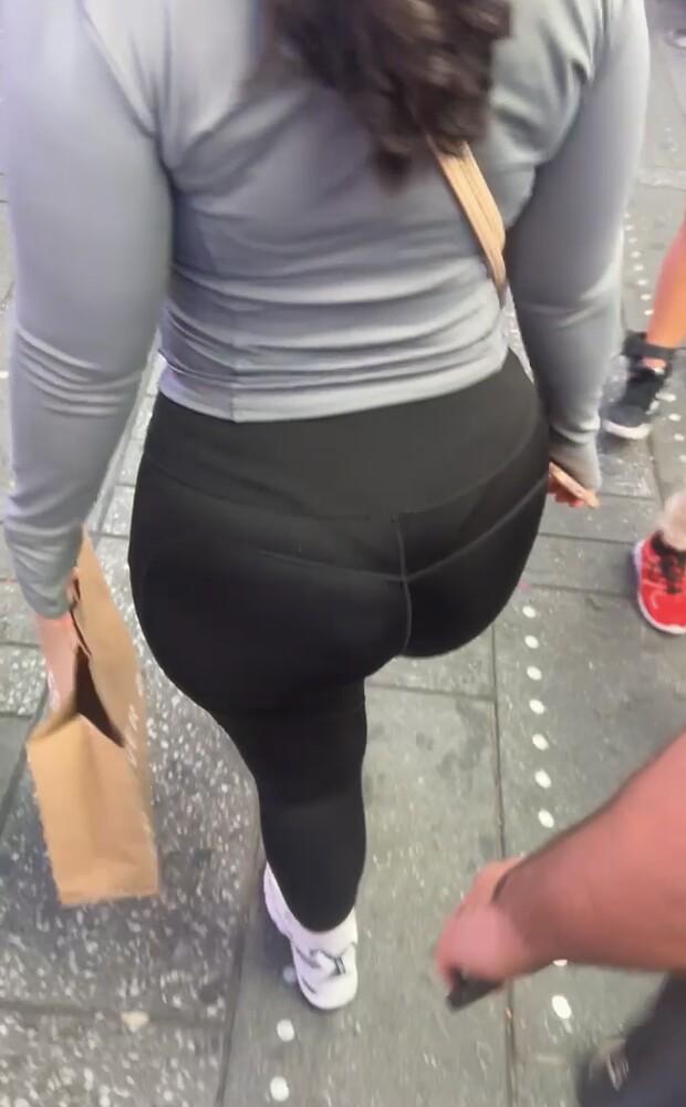 NYC Fat Booty At Times Square🍑💦(OC) - Spandex, Leggings & Yoga Pants - Forum