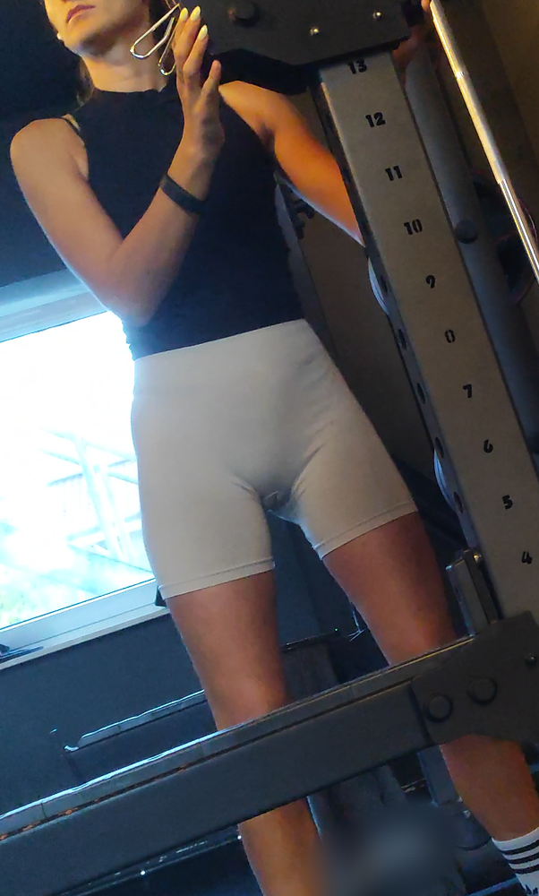 Fit girl in grey gym pants has nice thigh gap.  oc - Short Shorts ...