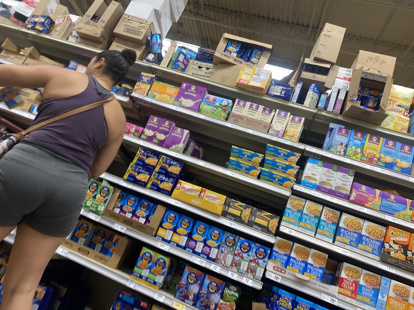 YALL KNOW THESE CAPTURES 🔥🔥 MILFS, TIGHT PANTIES, BENDING OVER