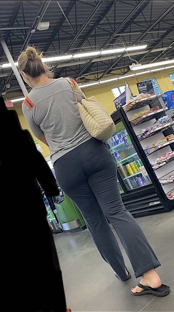 Bubble Butt Pawg Milf With Slight Vpl And Sexy Toes Spandex Leggings