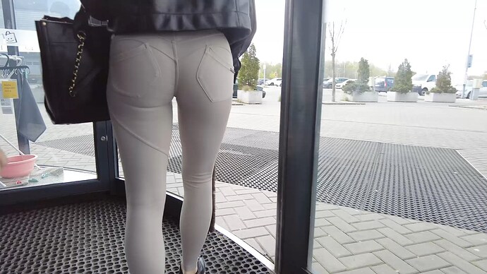 pants_033.mp4_snapshot_00.35.435