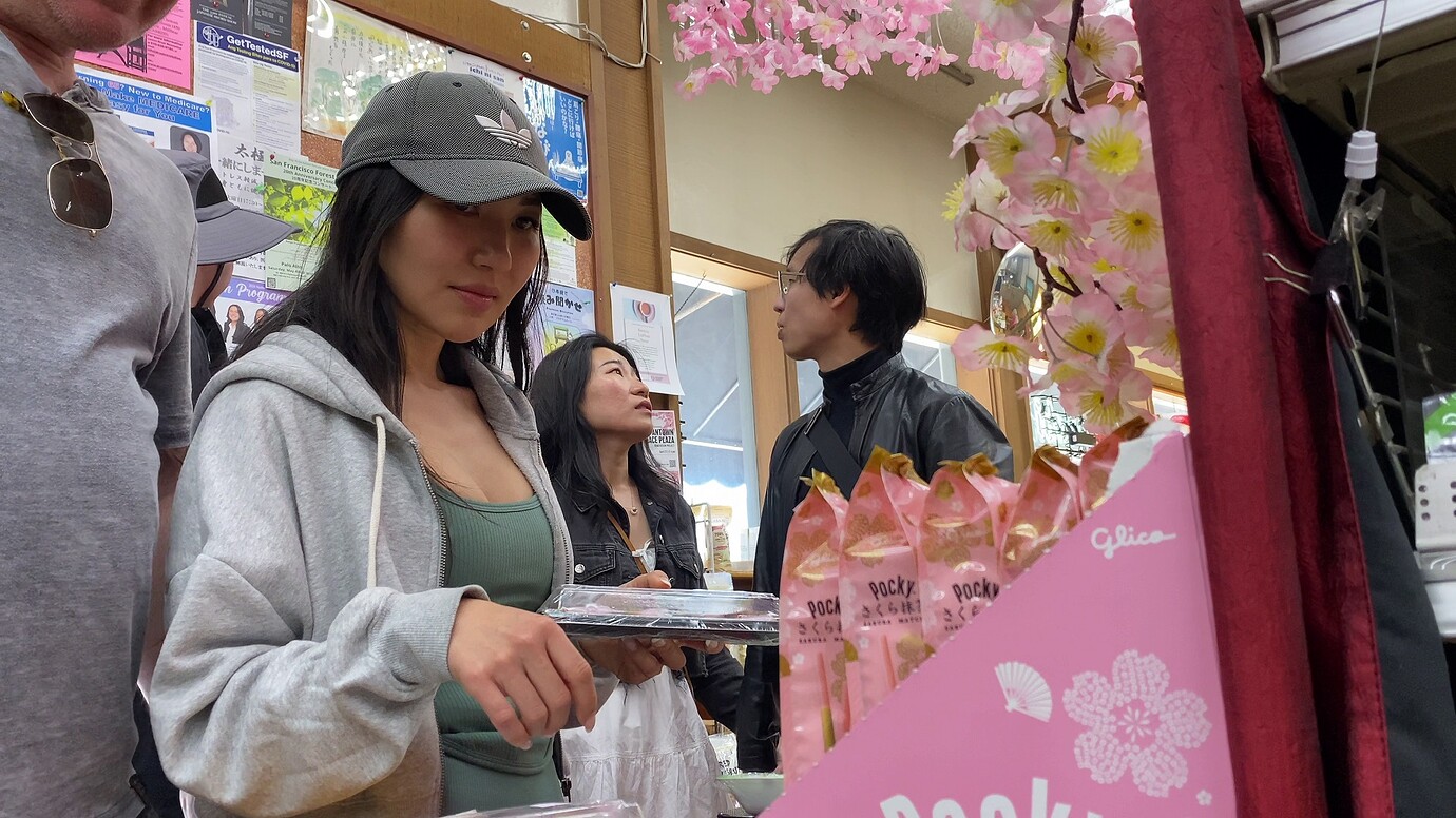 Funsized Asian in Mint Green Leggings (OC) (Video) - Spandex