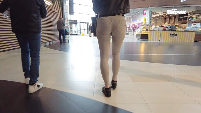pants_033.mp4_snapshot_00.07.874