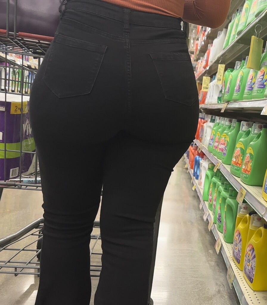 The curves on this Ebony in Black Jeans - Tight Jeans - Forum