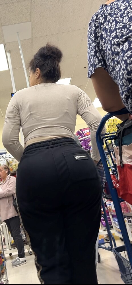 Huge latina booty in sweats (video) - Spandex, Leggings & Yoga Pants