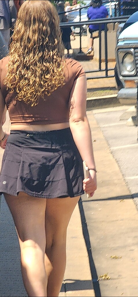 amazing-body-in-short-skirt-spandex-leggings-yoga-pants-forum