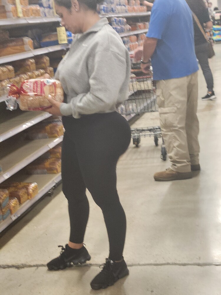 Out In The Wild 32 ( Huge BBL on a Latina) One of the best cap this year so far - Spandex