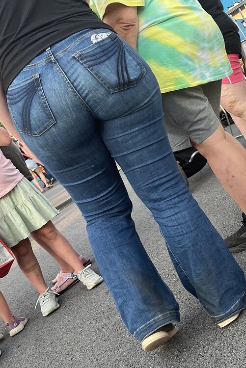 Nice big round ass in tight blue jeans. OC - Tight Jeans - Forum