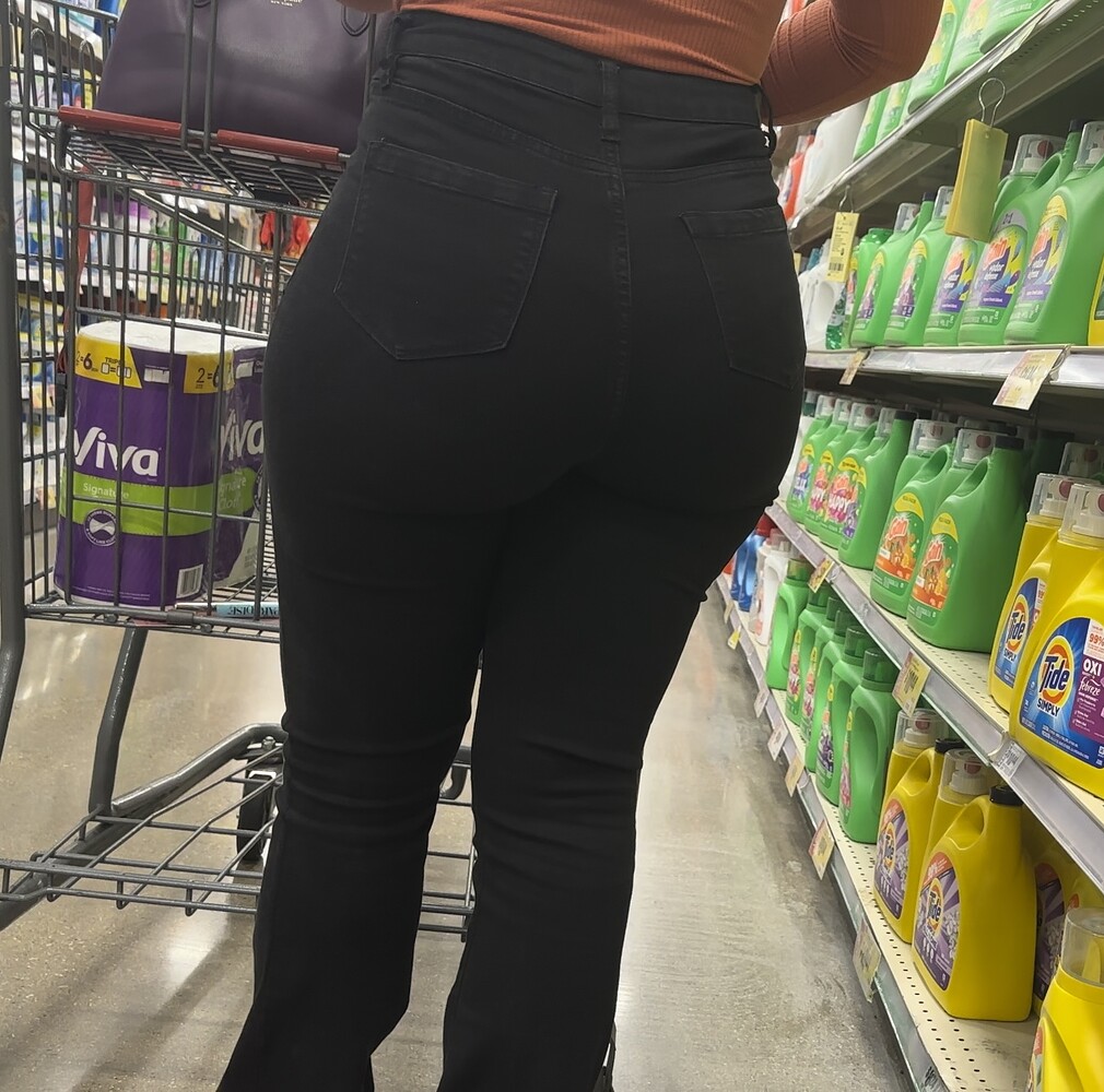The curves on this Ebony in Black Jeans - Tight Jeans - Forum
