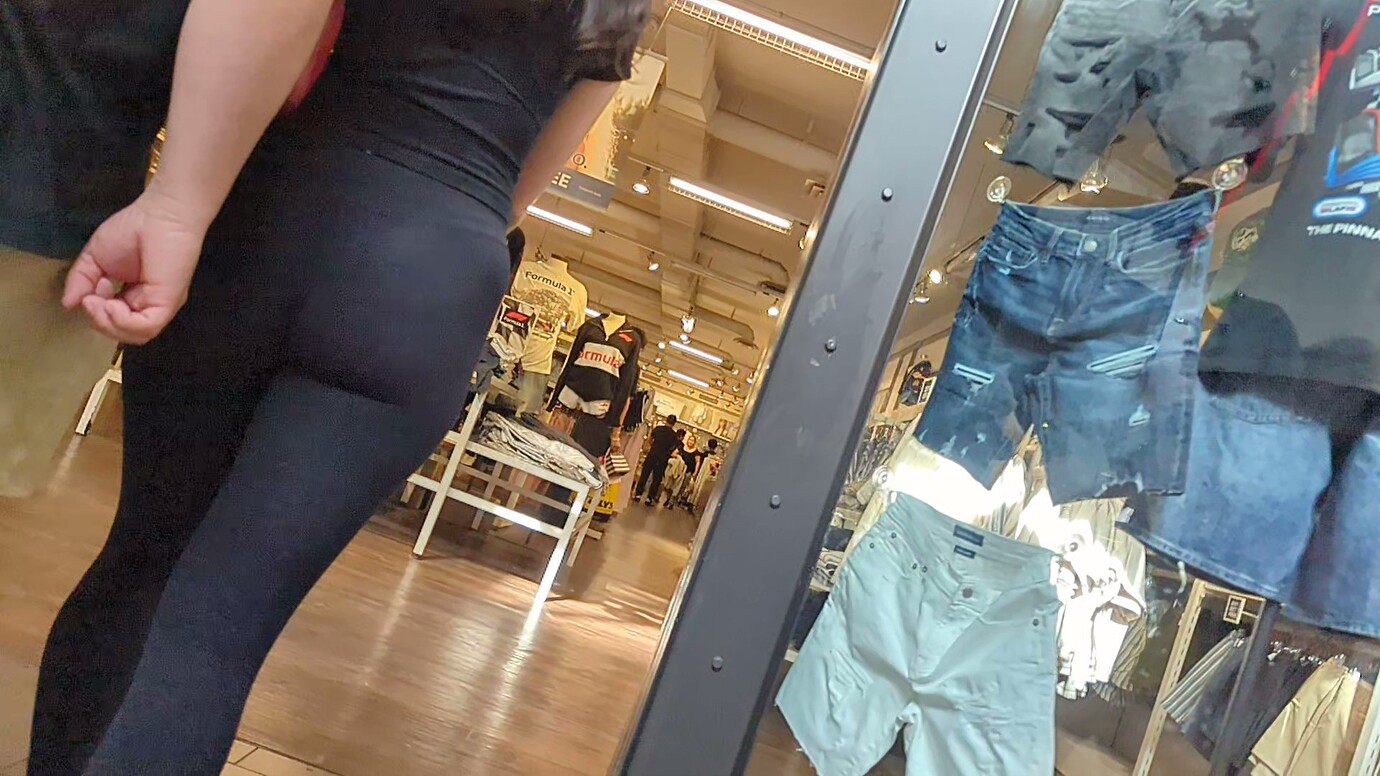 Just a nice ass at the mall (OC) - Spandex, Leggings & Yoga Pants - Forum