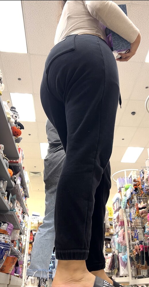 Huge latina booty in sweats (video) - Spandex, Leggings & Yoga Pants - Forum