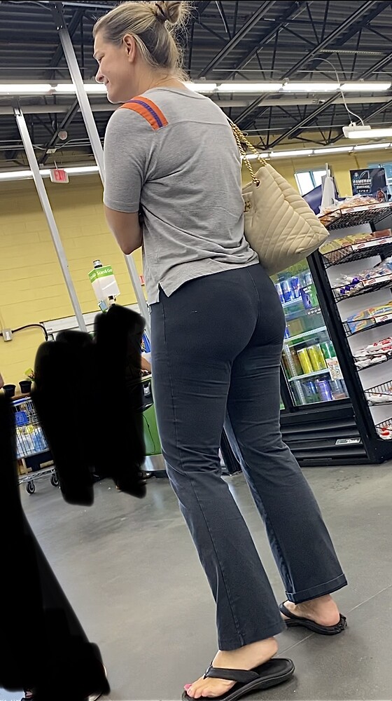 Bubble Butt Pawg Milf With Slight VPL And Sexy Toes Spandex Leggings 