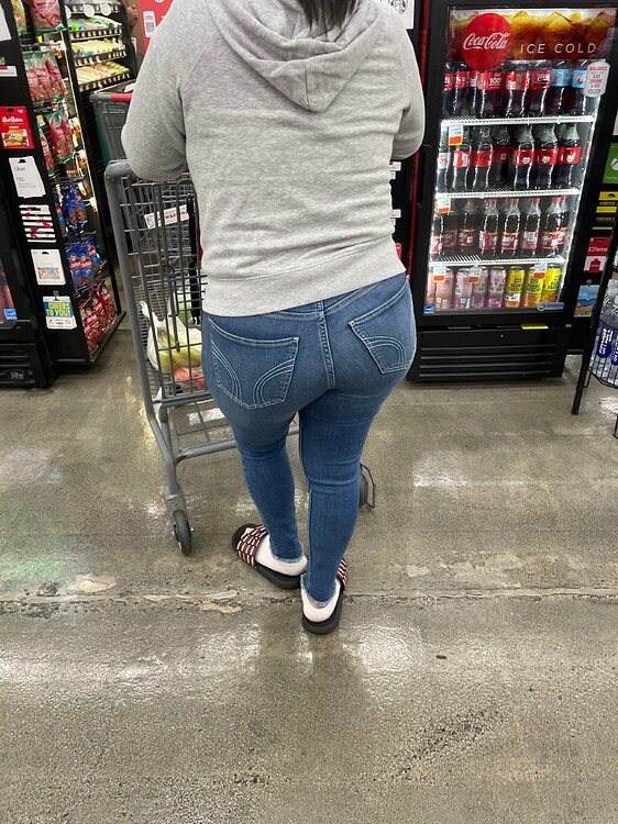 Big beautiful butt Latina 😍 Tight Jeans Forum