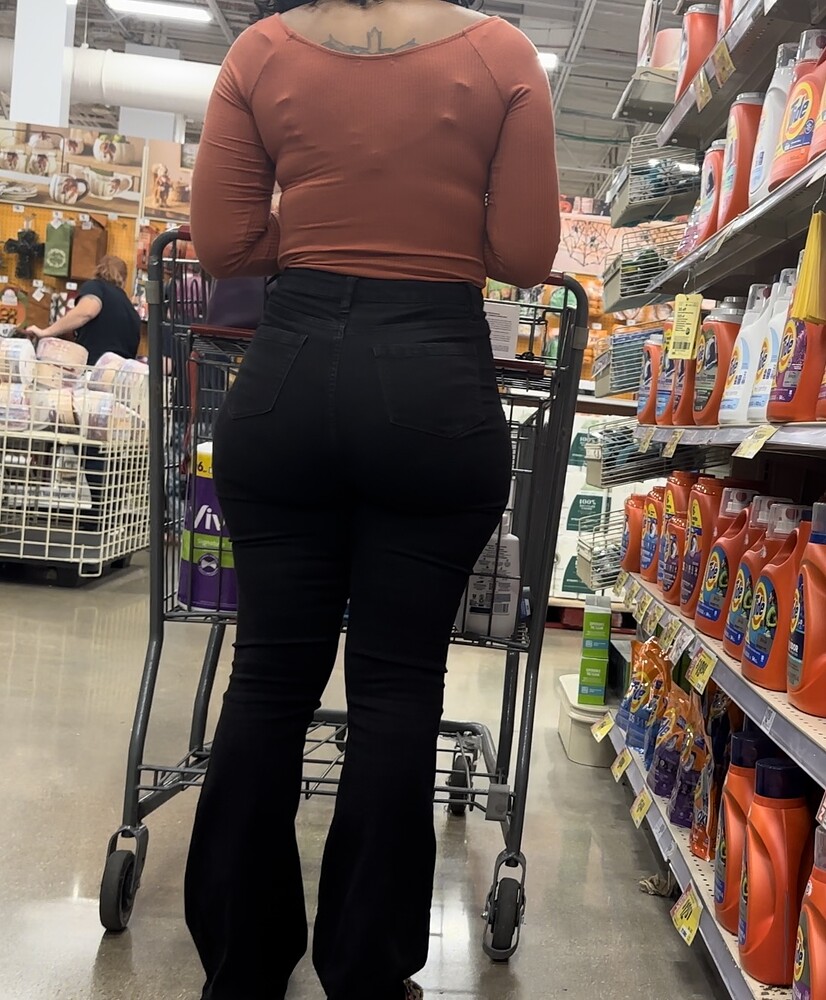 The curves on this Ebony in Black Jeans - Tight Jeans - Forum