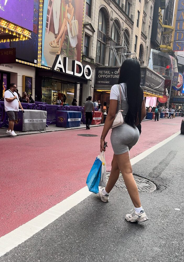 Big Ass Dominican baddie in grey leggings shorts 🍑😝(OC) - Spandex