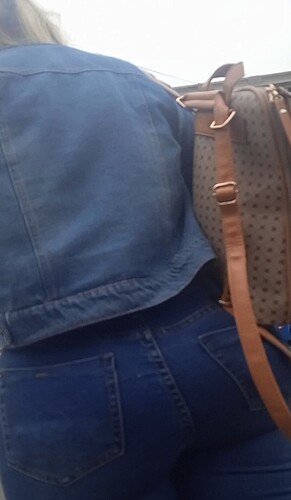 MILF BLONDE PAWG IN JEANS 1