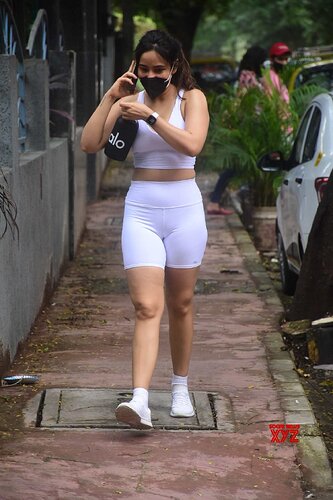 Actress-neha-sharma-spotted-at-bandra-Gallery-2
