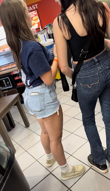 College classmate in jean shorts - Tight Jeans - Forum