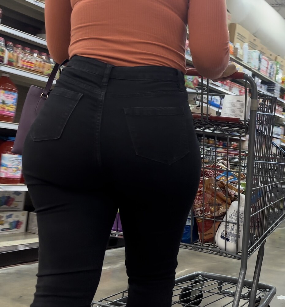 The curves on this Ebony in Black Jeans - Tight Jeans - Forum