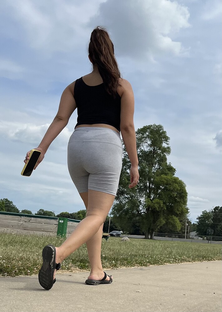 Lovely Slim Milf at Park /Nice legs 👀🥵 - Short Shorts & Volleyball - Forum