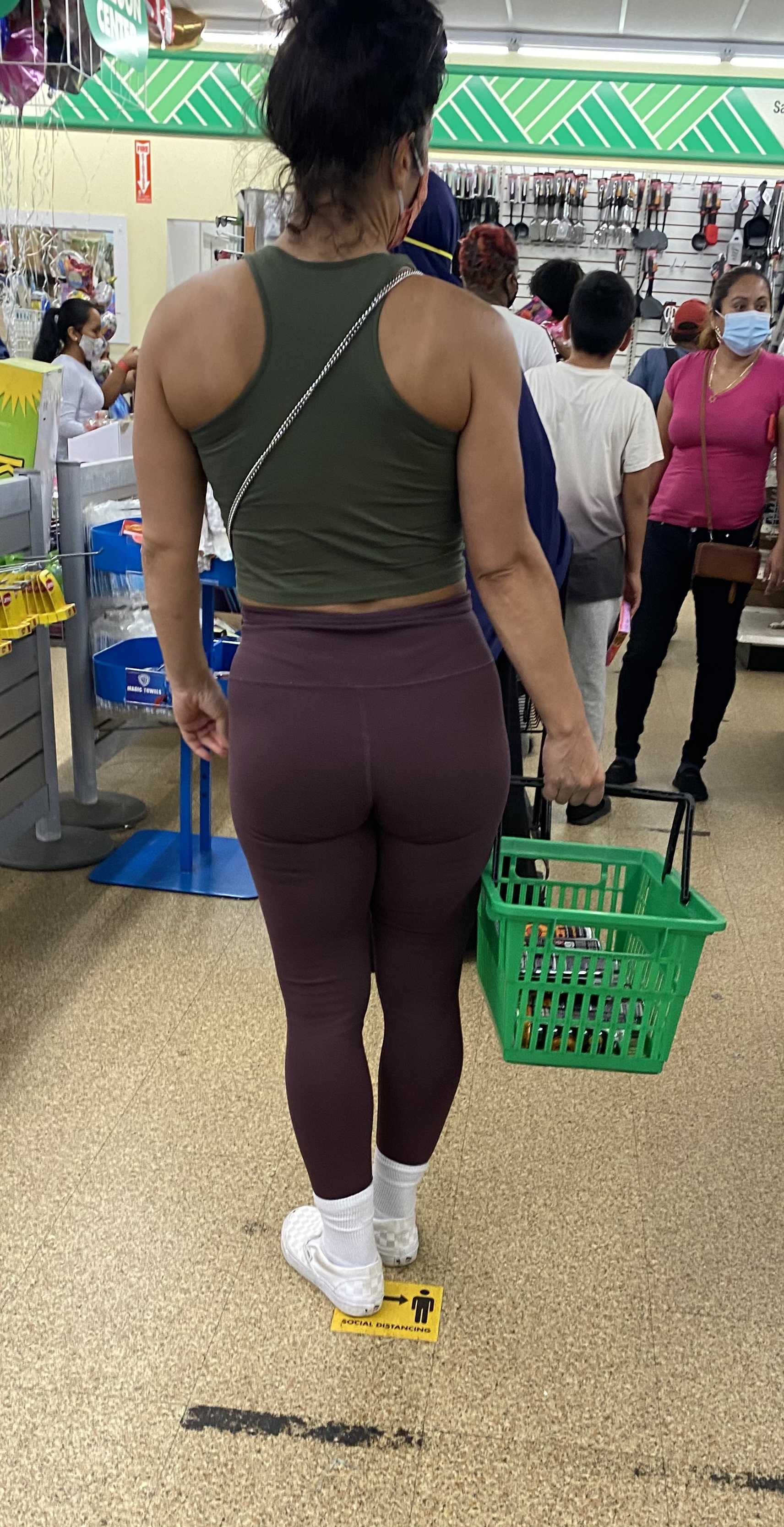 Fit Latina Milf Shopping After Work Out Spandex Leggings And Yoga Pants Forum 