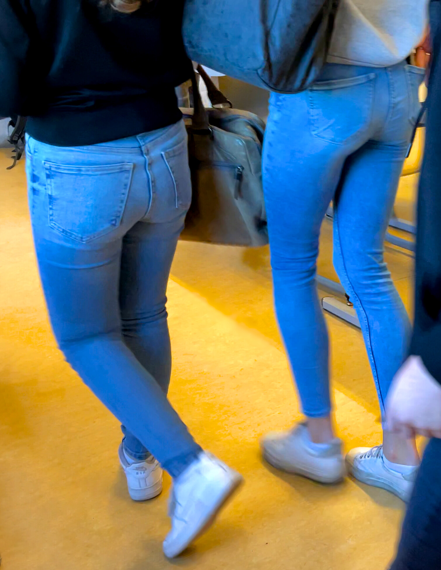 College teen girl candid ass in tight jeans.