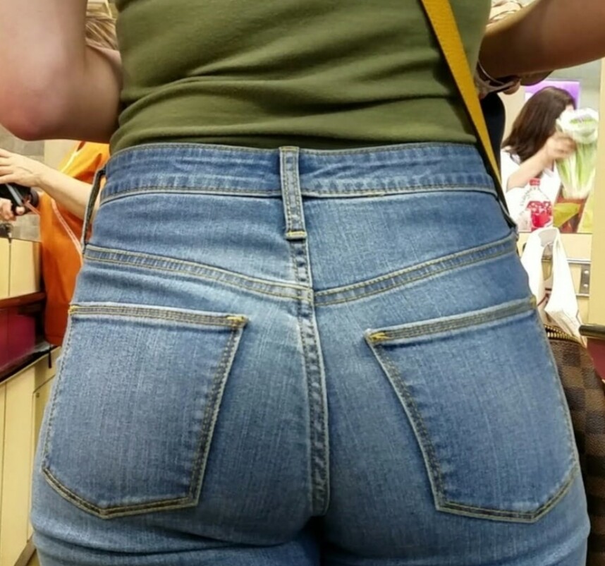 Tight Jeans Front