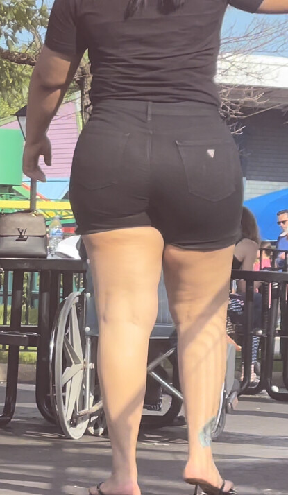 Thick Latina MILF in short shorts