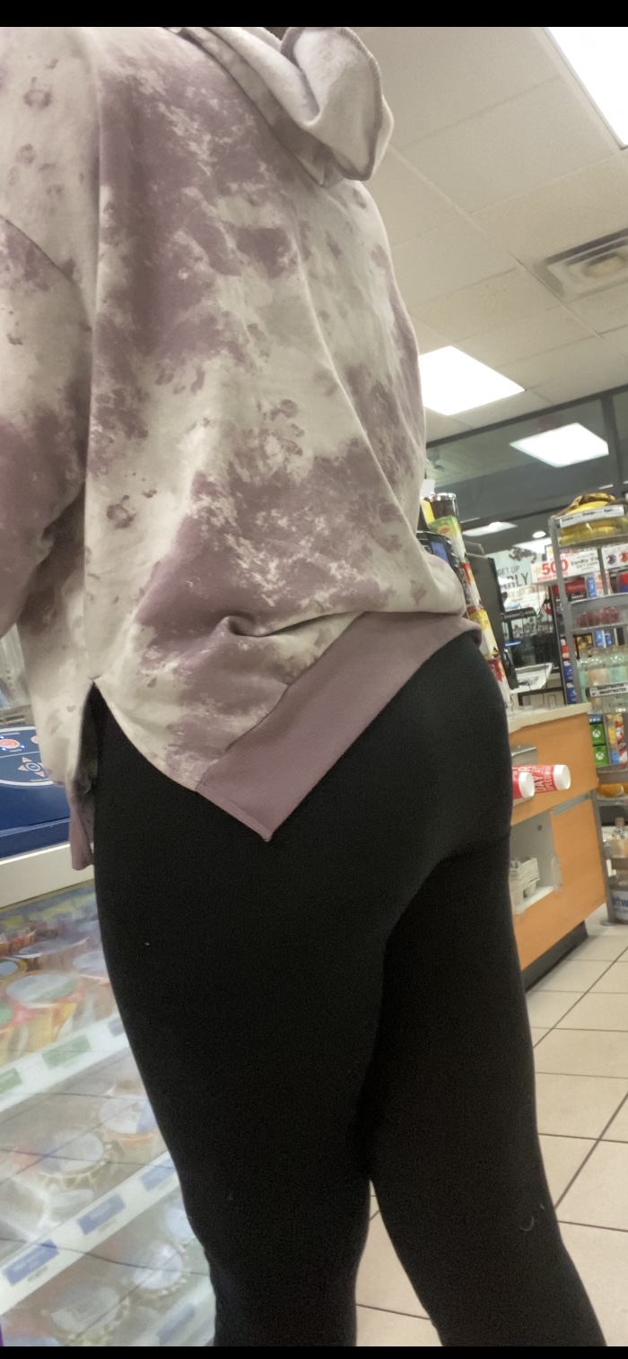 Ass in black leggings bending over in front of me in store - Spandex,  Leggings & Yoga Pants - Forum