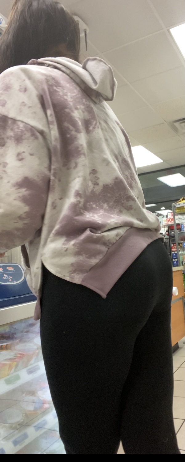 Ass in black leggings bending over in front of me in store - Spandex,  Leggings & Yoga Pants - Forum