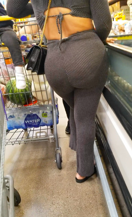Thick candid milf booty