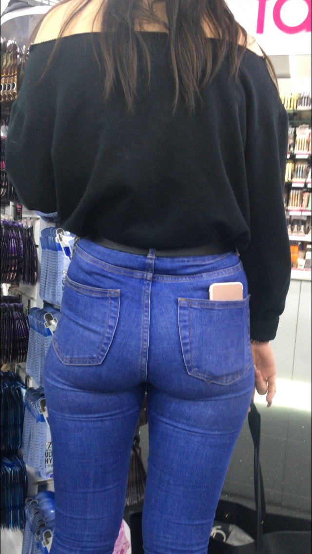 Brunette in shop - Tight Jeans - Forum